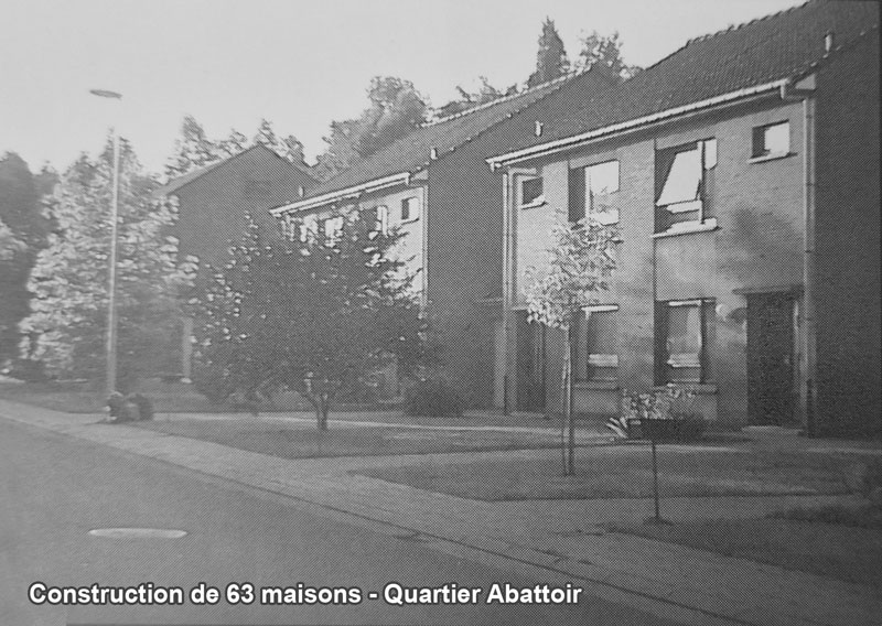 Défilement de vieilles photos des logements construits ou en train d'être construit par la SLM période 1980-2000 Photo construction de 63 maisons - Quartier de l'Abattoir